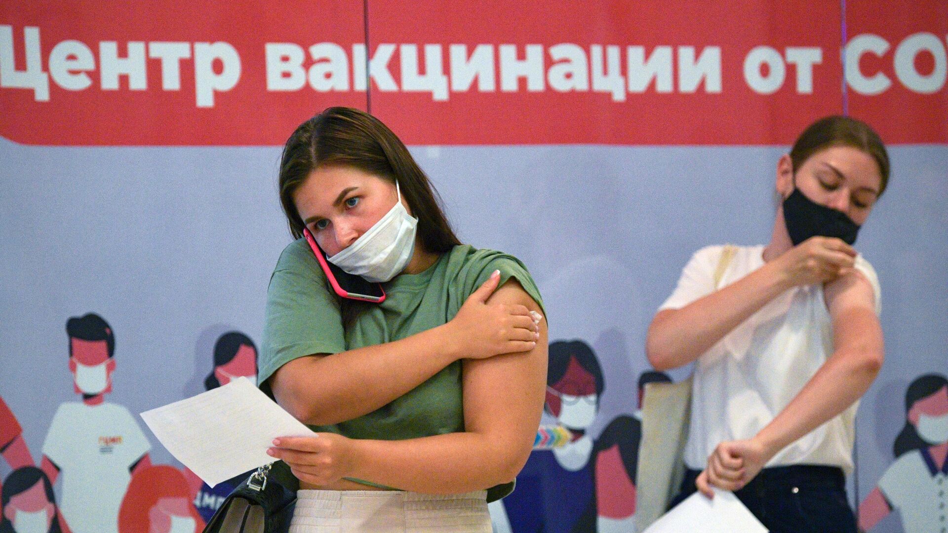 Девушки в пункте вакцинации от коронавируса в ТК Заневский каскад в Санкт-Петербурге - РИА Новости, 1920, 09.07.2021