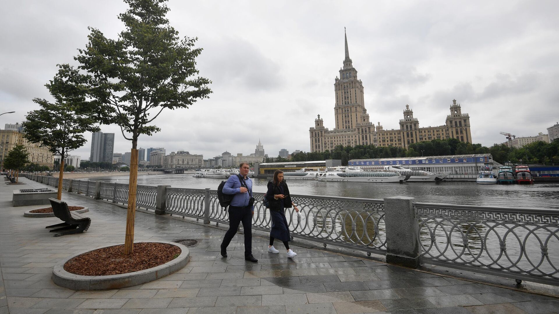 Прохожие на Краснопресненской набережной в Москве - РИА Новости, 1920, 25.07.2021