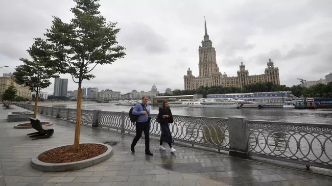 Прохожие на Краснопресненской набережной в Москве