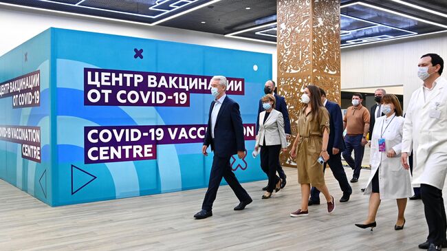 Мэр Москвы Сергей Собянин в центре вакцинации от COVID-19 на стадионе Лужники в Москве