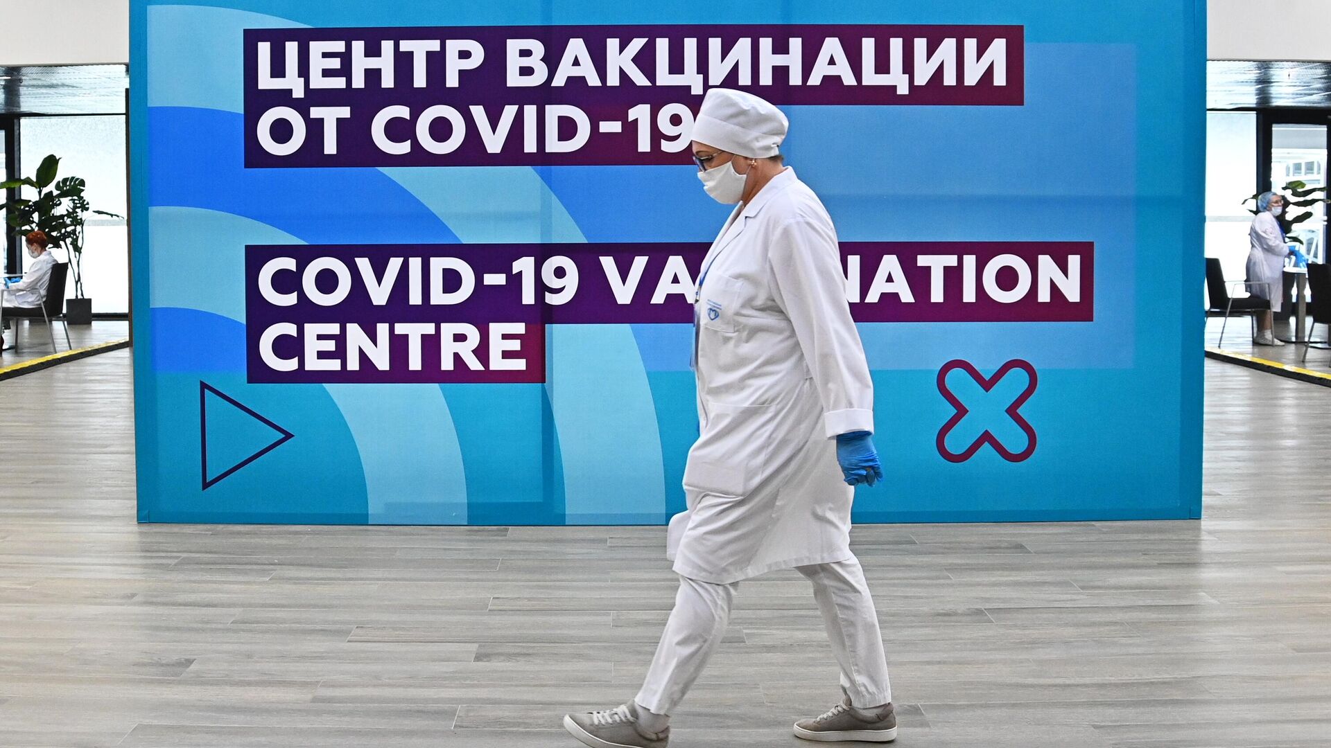 Медицинский сотрудник в центре вакцинации от COVID-19 на стадионе Лужники в Москве - РИА Новости, 1920, 17.07.2021