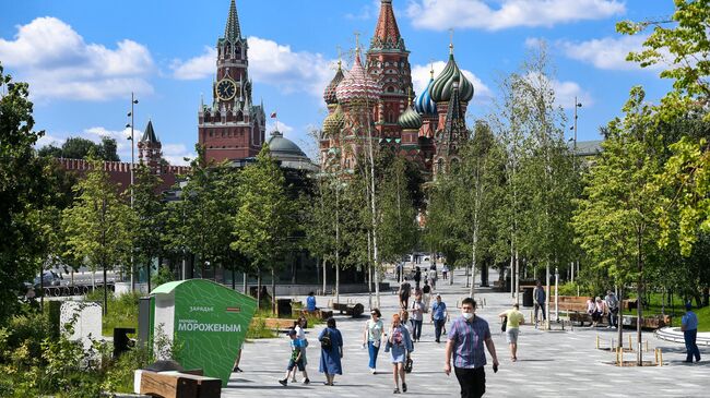 Отдыхающие в природно-ландшафтном парке Зарядье в Москве