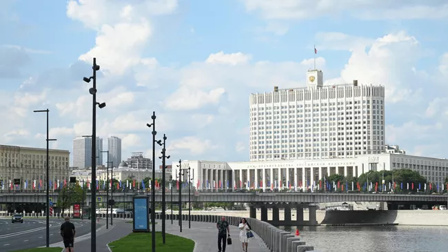 Вид на здание дома правительства Российской Федерации со стороны набережной Тараса Шевченко в Москве