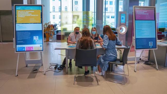Работа приемной комиссии по приему абитуриентов в Национальный исследовательский технологический университет МИСиС в Москве