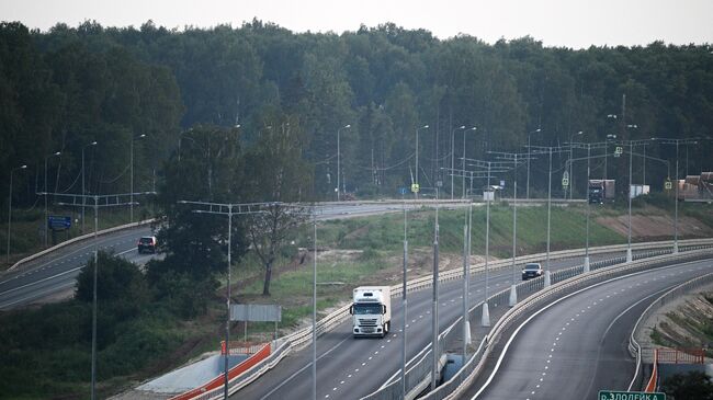 Движение автомобилей на ЦКАД в Москве