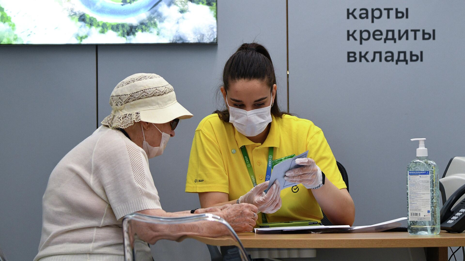 Сотрудница офиса Сбербанка нового формата, открывшегося на Красном проспекте в Новосибирске, во время работы с клиентом - РИА Новости, 1920, 21.07.2021