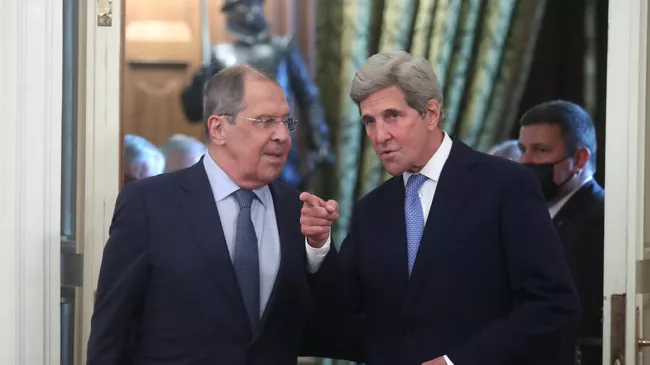 Министр иностранных дел РФ Сергей Лавров и специальный представитель президента США по вопросам климата Джон Керри во время встречи в Москве