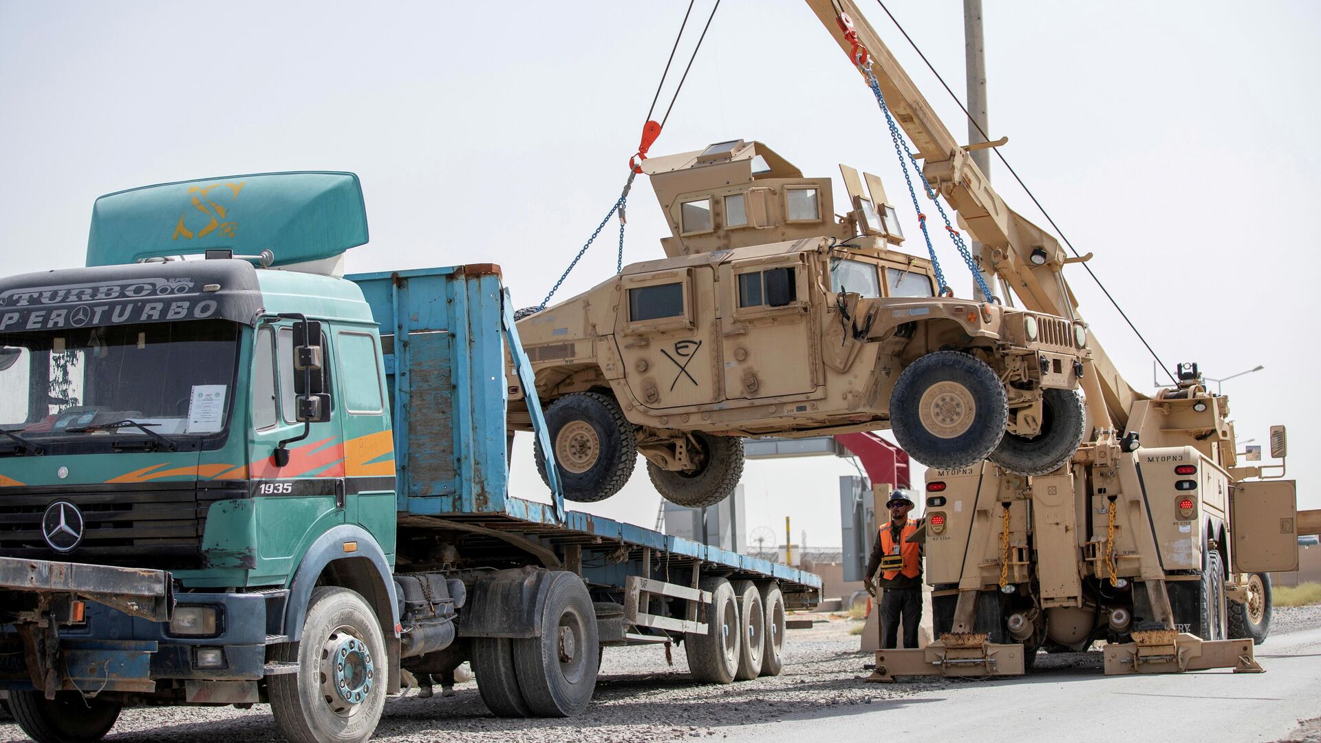 Погрузка военных автомобилей HUMV во время подготовки к выводу войск США из Афганистана в Кандагаре - РИА Новости, 1920, 29.07.2021