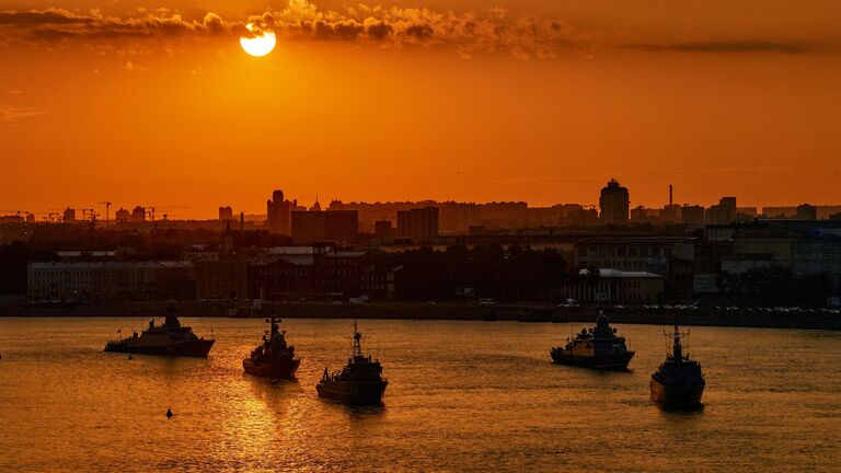 Первая репетиция прохождения по Неве кораблей ко Дню ВМФ в Cанкт-Петербурге