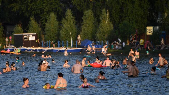 Люди купаются в озере