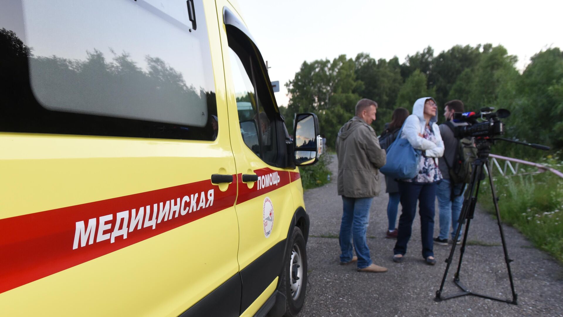 Журналисты и сотрудники скорой помощи ждут прибытия пассажиров, эвакуированных с места жесткой посадки самолета Ан-28 Сибирской легкой авиации в Томской области - РИА Новости, 1920, 17.07.2021