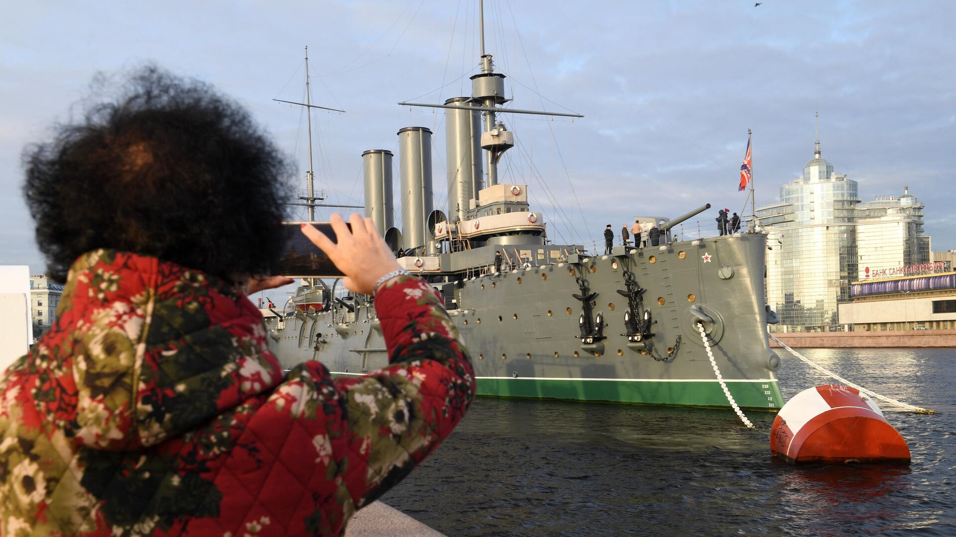 Туристка фотографирует музей Крейсер Аврора в Санкт-Петербурге - РИА Новости, 1920, 20.07.2021