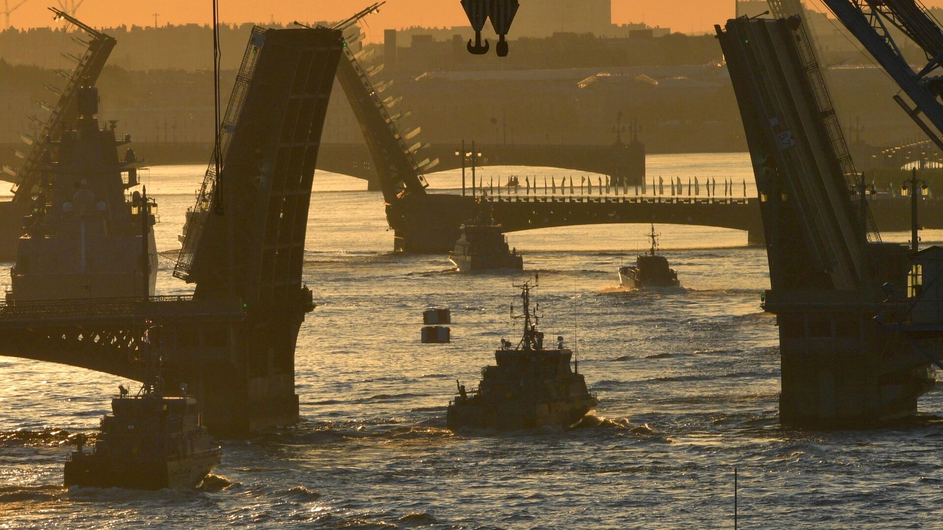 Репетиция прохождения кораблей ко Дню ВМФ в Cанкт-Петербурге - РИА Новости, 1920, 25.07.2025