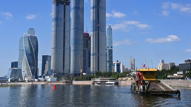 Работа ГУП Мосводосток по очистке реки. Архивное фото