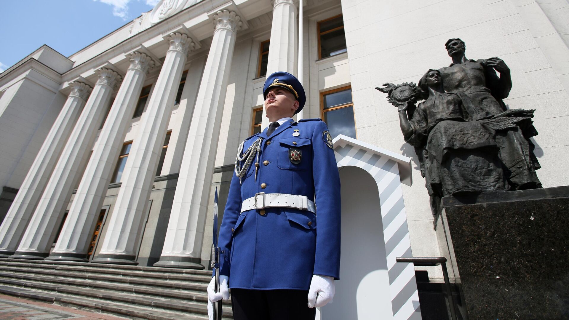 Почетный караул возле здания Верховной рады Украины в Киеве - РИА Новости, 1920, 06.09.2024