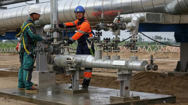 Рабочие у узлов учета газа
