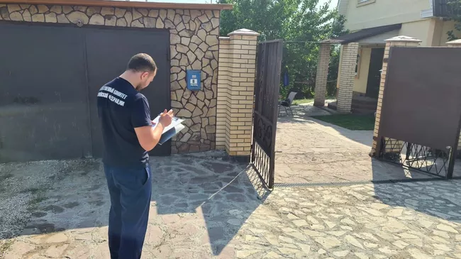 Сотрудник Следственного комитета у дома подозреваемого в убийстве девушки в поселке Петра Дубрава