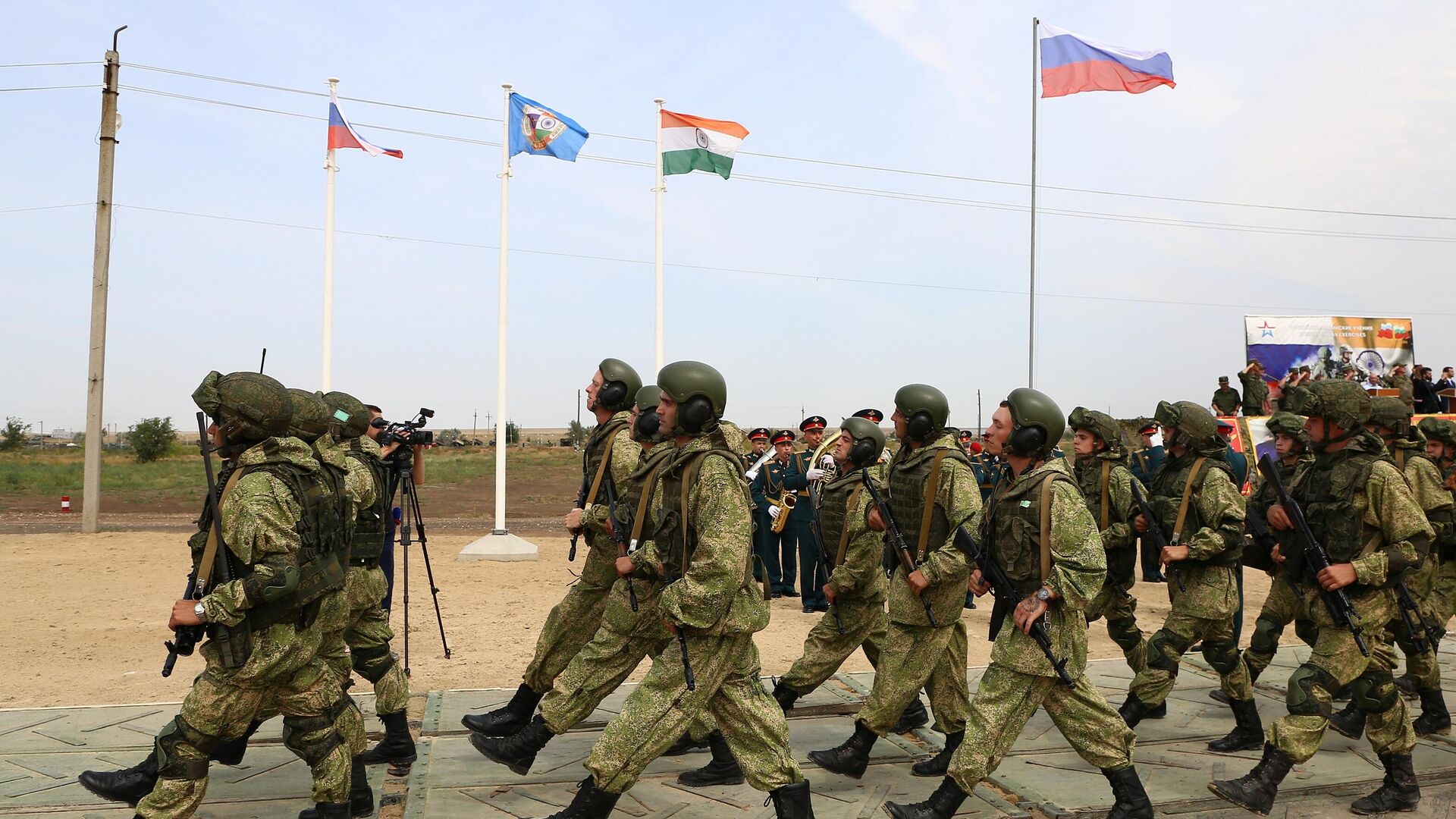 Военнослужащие ВС России на торжественном открытии международных российско-индийских учений Индра-2021 на полигоне Прудобой в Волгоградской области - РИА Новости, 1920, 16.02.2022