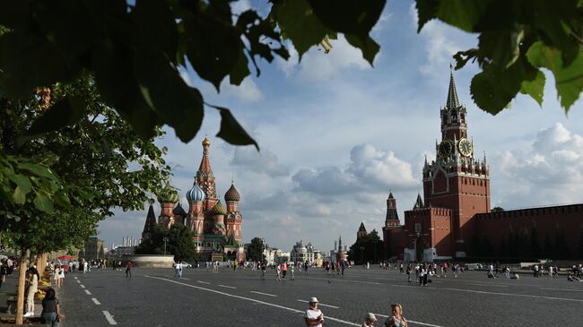 Люди на Красной площади в Москве