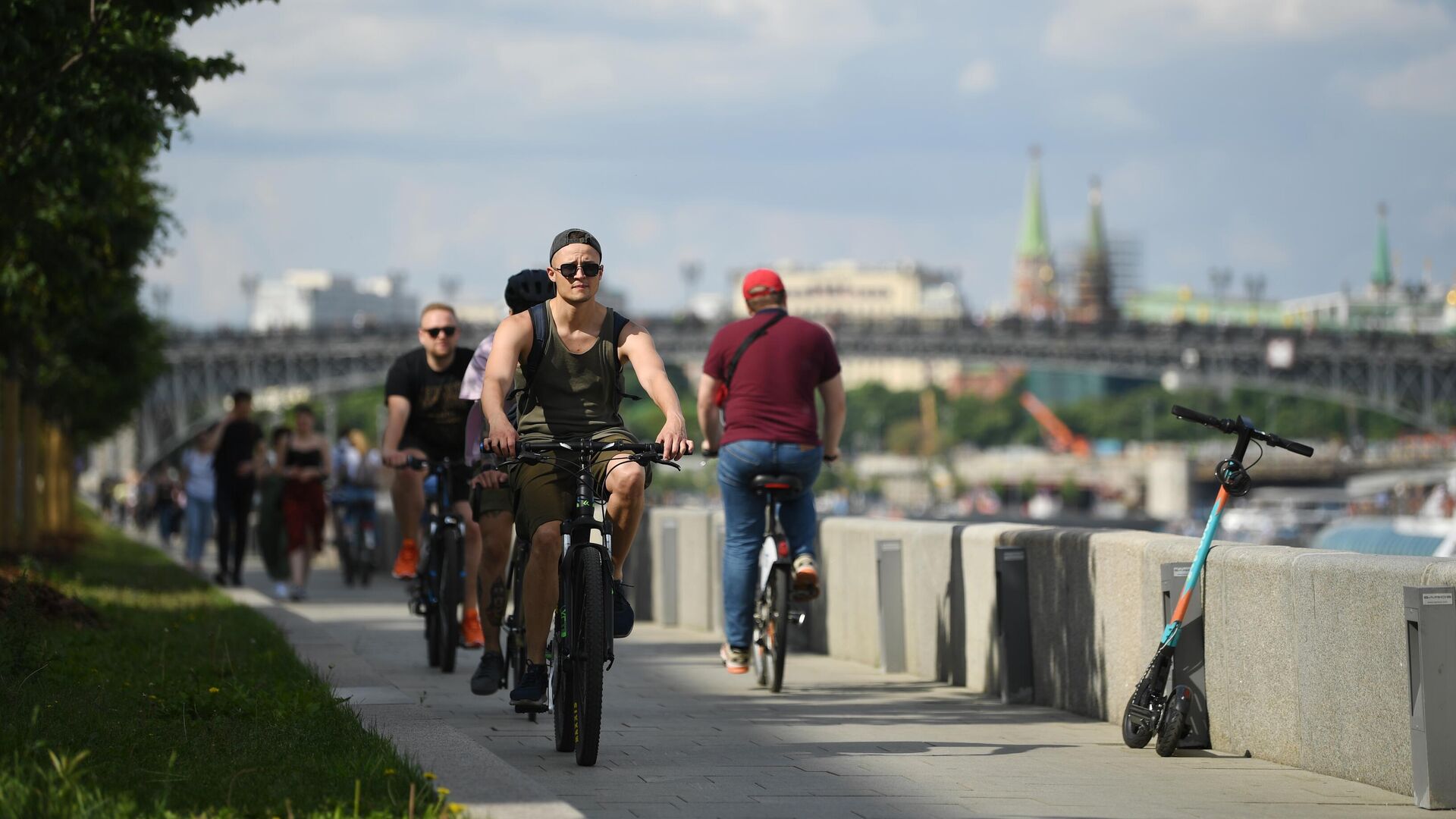 Люди катаются на велосипедах на Фрунзенской набережной в Москве - РИА Новости, 1920, 29.08.2021