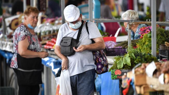 Покупатель на овощном рынке в Симферополе