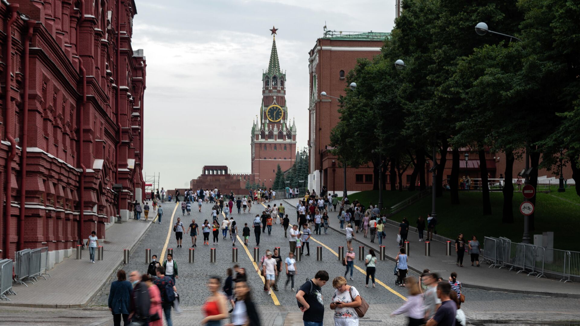 Прохожие на Кремлёвском проезде у Красной площади в Москве - РИА Новости, 1920, 06.09.2021