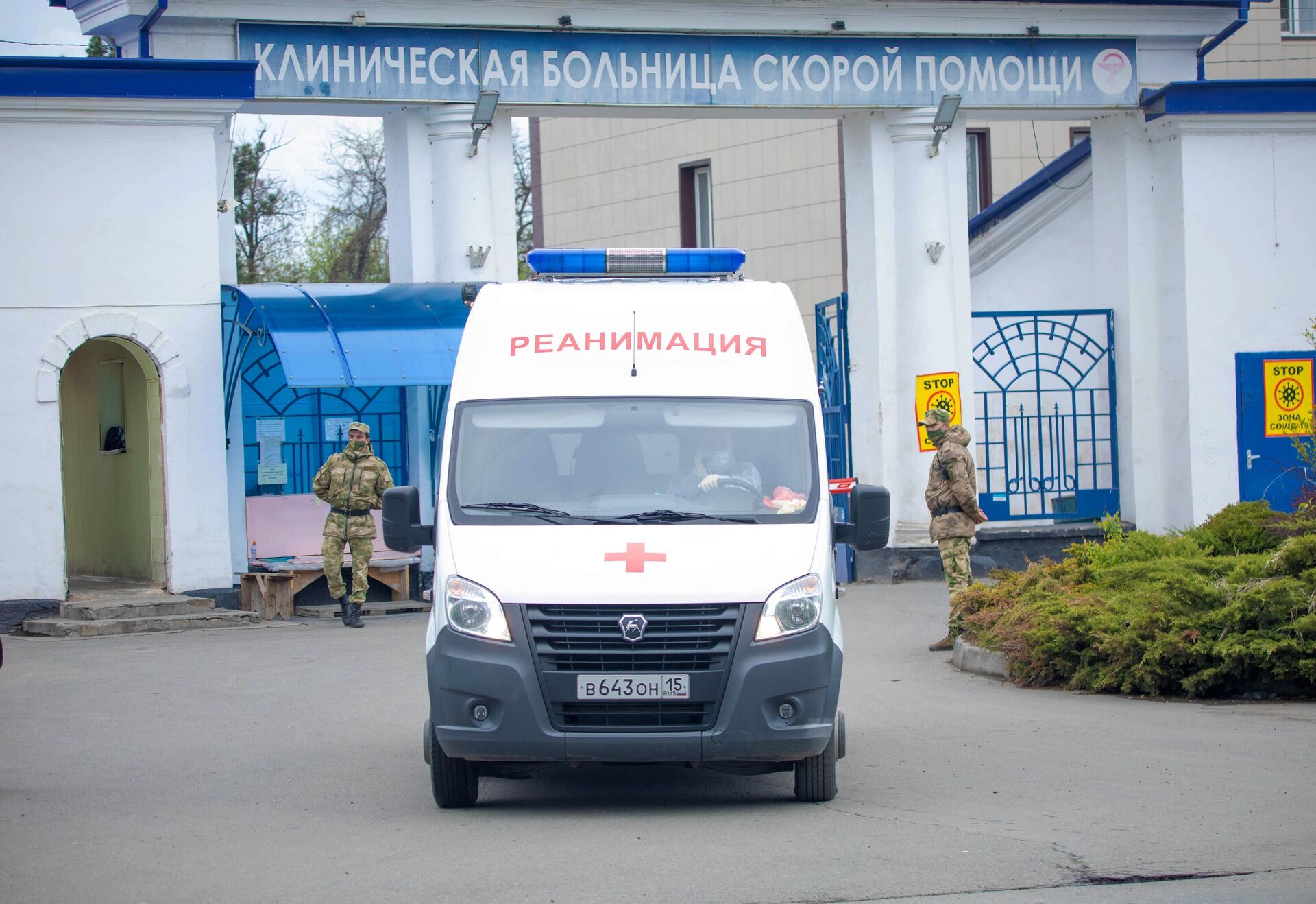 Автомобиль скорой помощи около клинической больницы скорой помощи во Владикавказе Автомобиль скорой помощи около клинической больницы скорой помощи во Владикавказе - РИА Новости, 1920, 26.10.2021