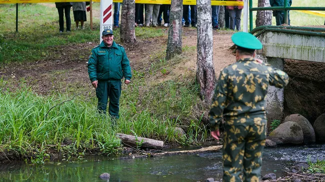 Латвийский и белорусский пограничники общаются через реку