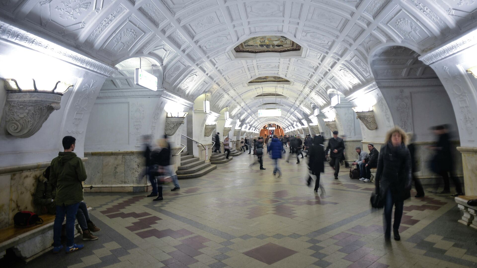 Пассажиры на станции метро Белорусская Московского метрополитена - РИА Новости, 1920, 20.02.2023