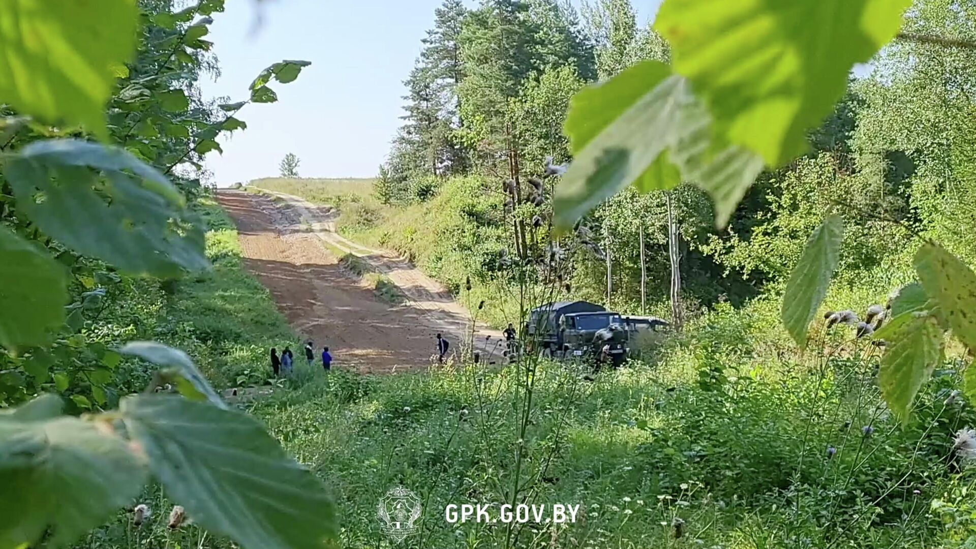 Беженцы, прибывшие на границу Белоруссии из Польши. Кадр видео - РИА Новости, 1920, 24.08.2021