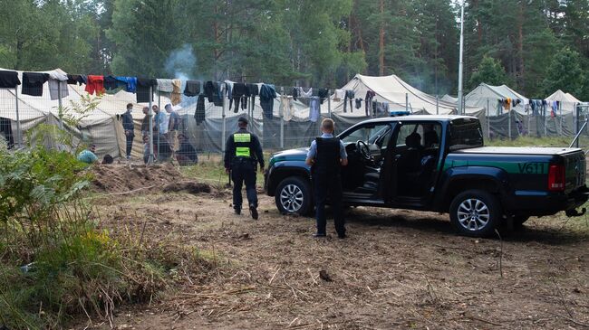 Полицейские возле лагеря мигрантов на литовско-белорусской границе