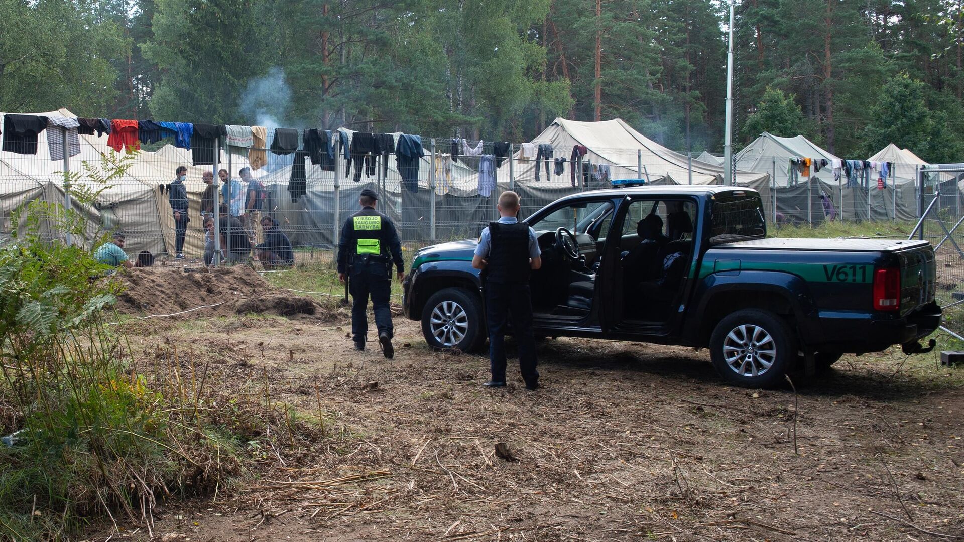 Полицейские возле лагеря мигрантов на литовско-белорусской границе - РИА Новости, 1920, 30.08.2021