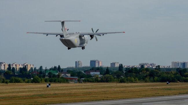 Самолет Ил-112В во время прибытия из Воронежа в Москву для участия в Армии-2021