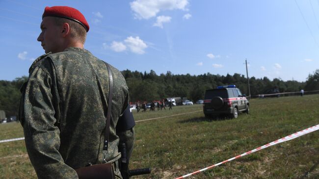 Сотрудник военной полиции в районе места крушения самолета Ил-112В в Подмосковье