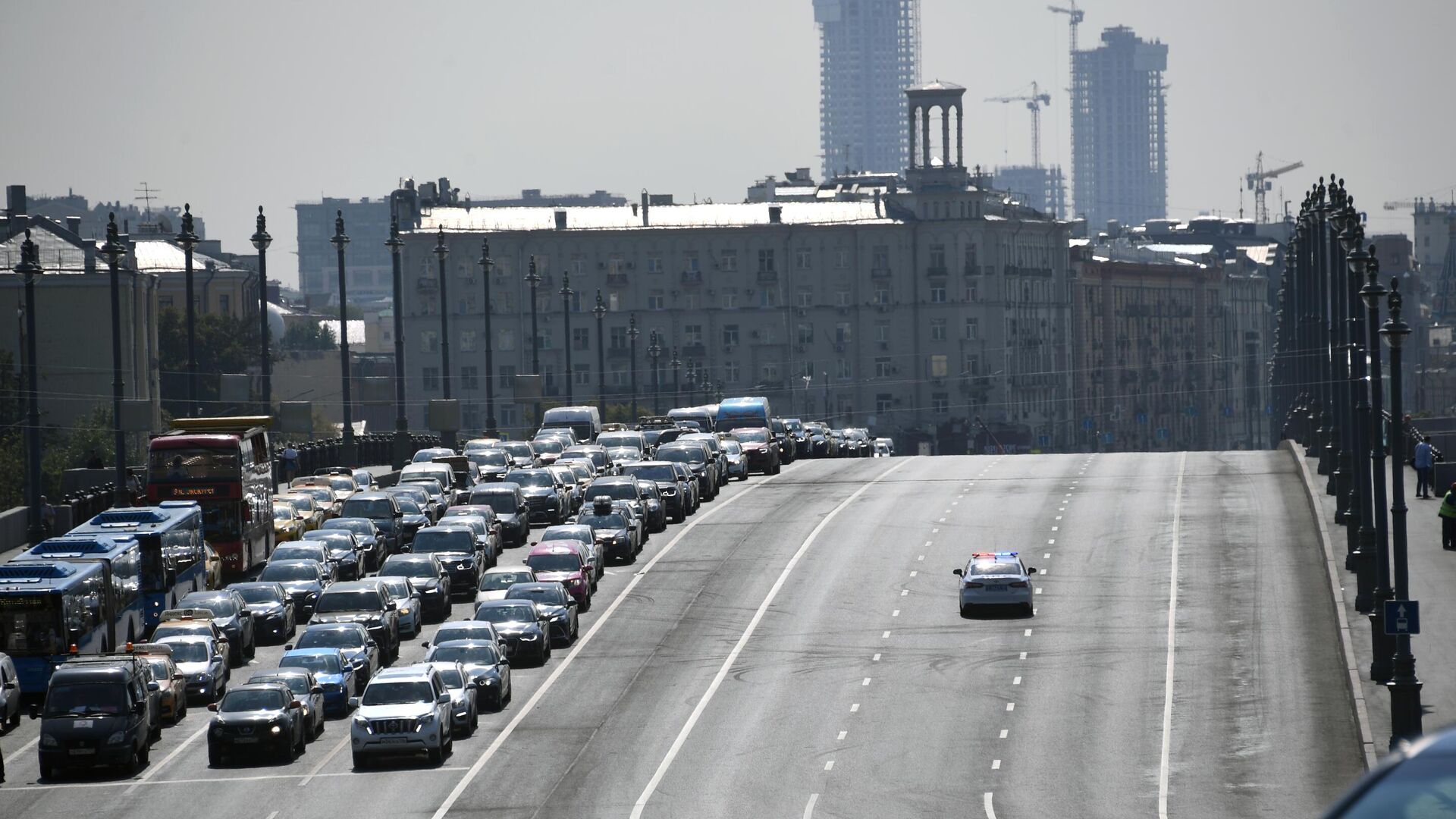 Автомобили на открытом после реконструкции Большом Каменном мосту
 - РИА Новости, 1920, 19.10.2023