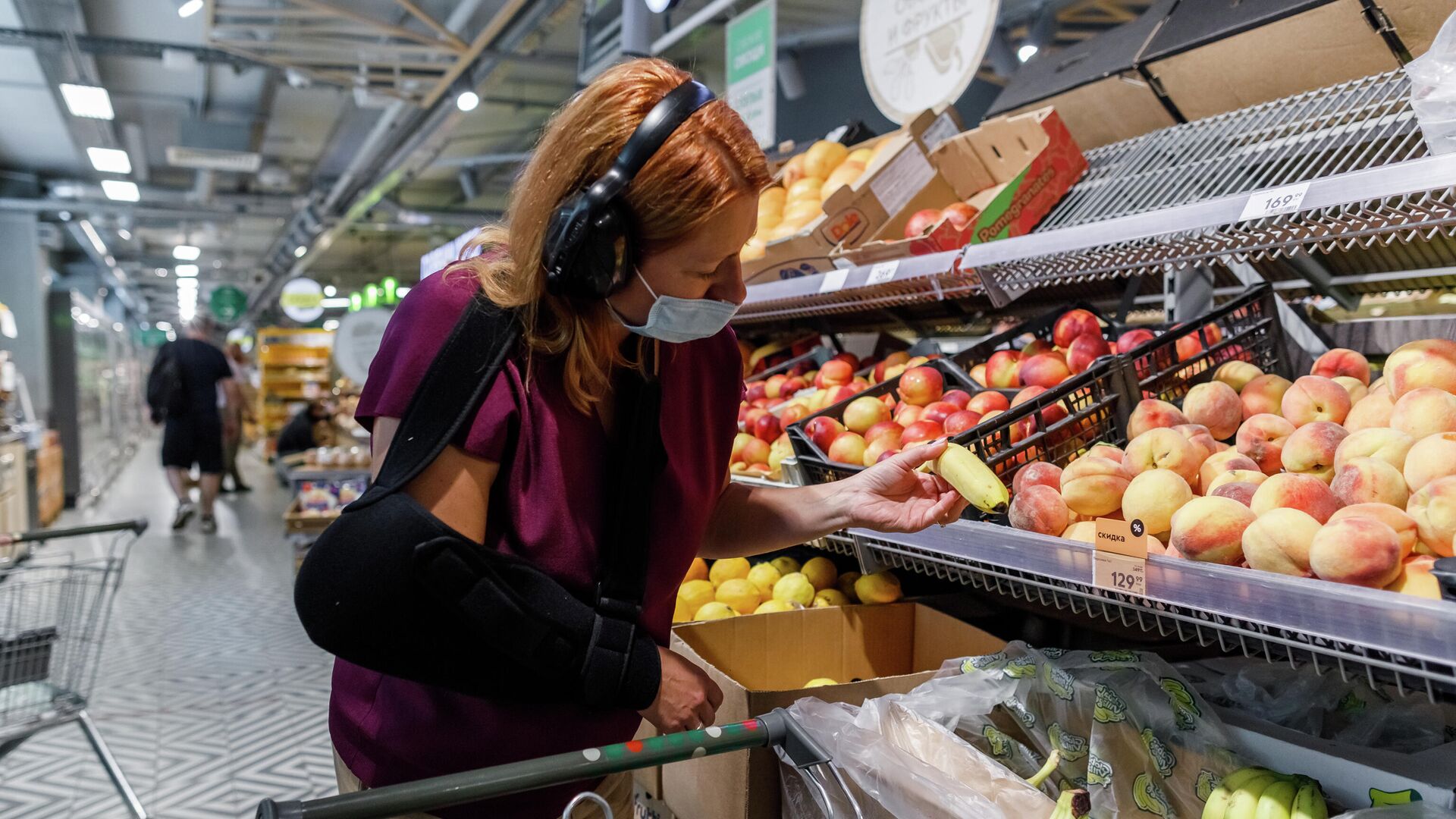 Девушка покупает продукты в костюме эмпатии GERT в торговой сети Пятёрочка - РИА Новости, 1920, 01.12.2021