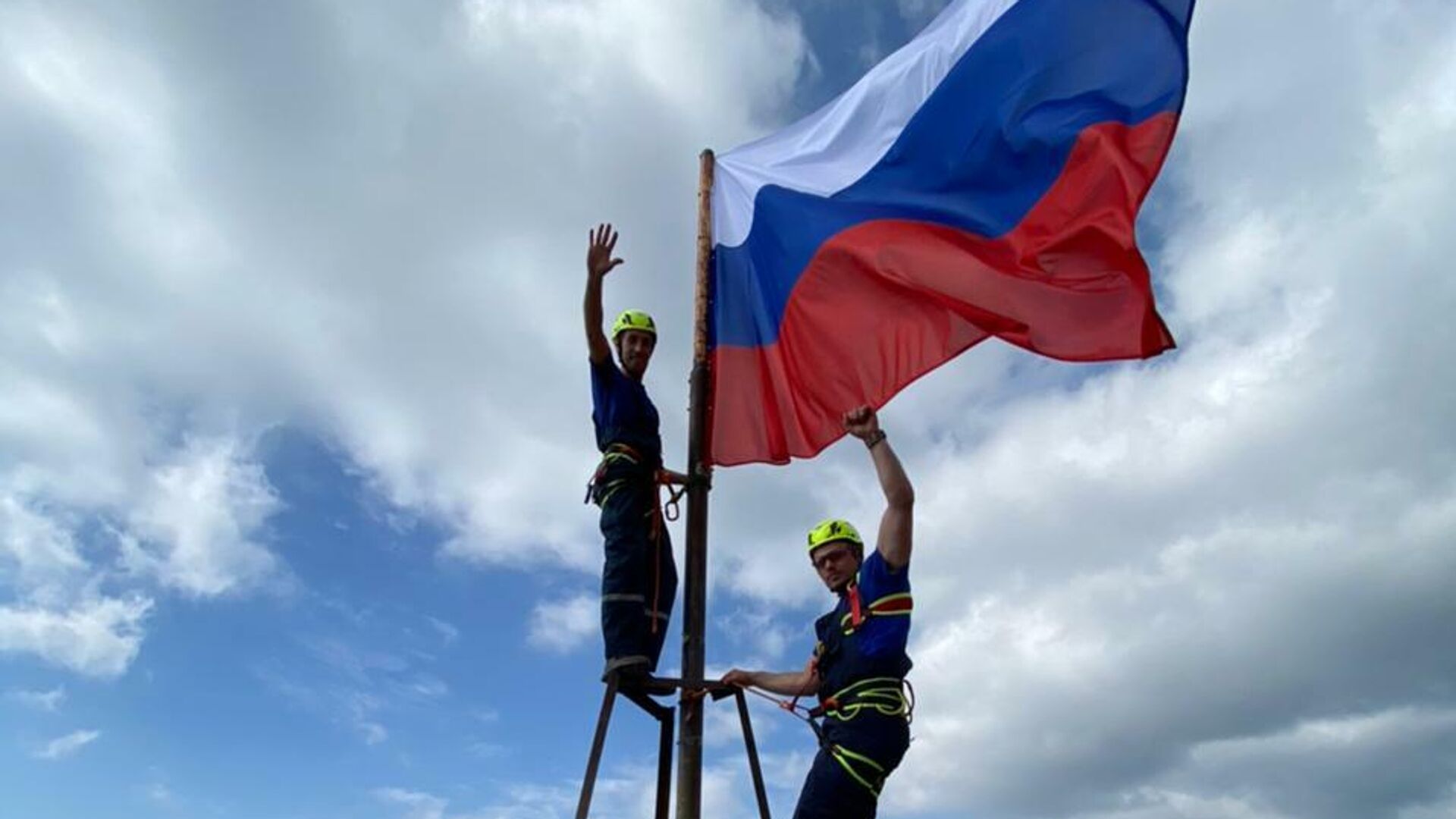 Сотрудники аварийно-спасательного отряда Крым-Спас с флагом России на вершине горы Ай-Петри в Крыму - РИА Новости, 1920, 22.08.2022