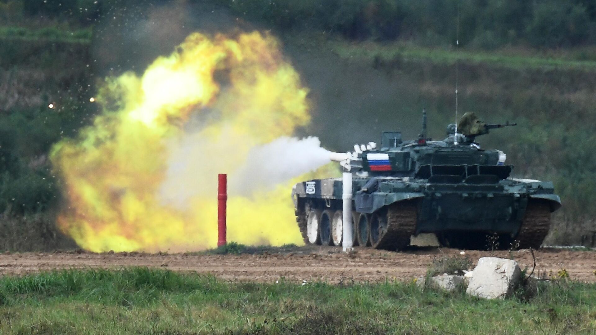 Танк Т-72Б3 команды военнослужащих России на огневом рубеже во время соревнований танковых экипажей в рамках конкурса Танковый биатлон-2021 на полигоне Алабино в Подмосковье в рамках VII Армейских международных игр АрМИ-2021 - РИА Новости, 1920, 04.09.2021