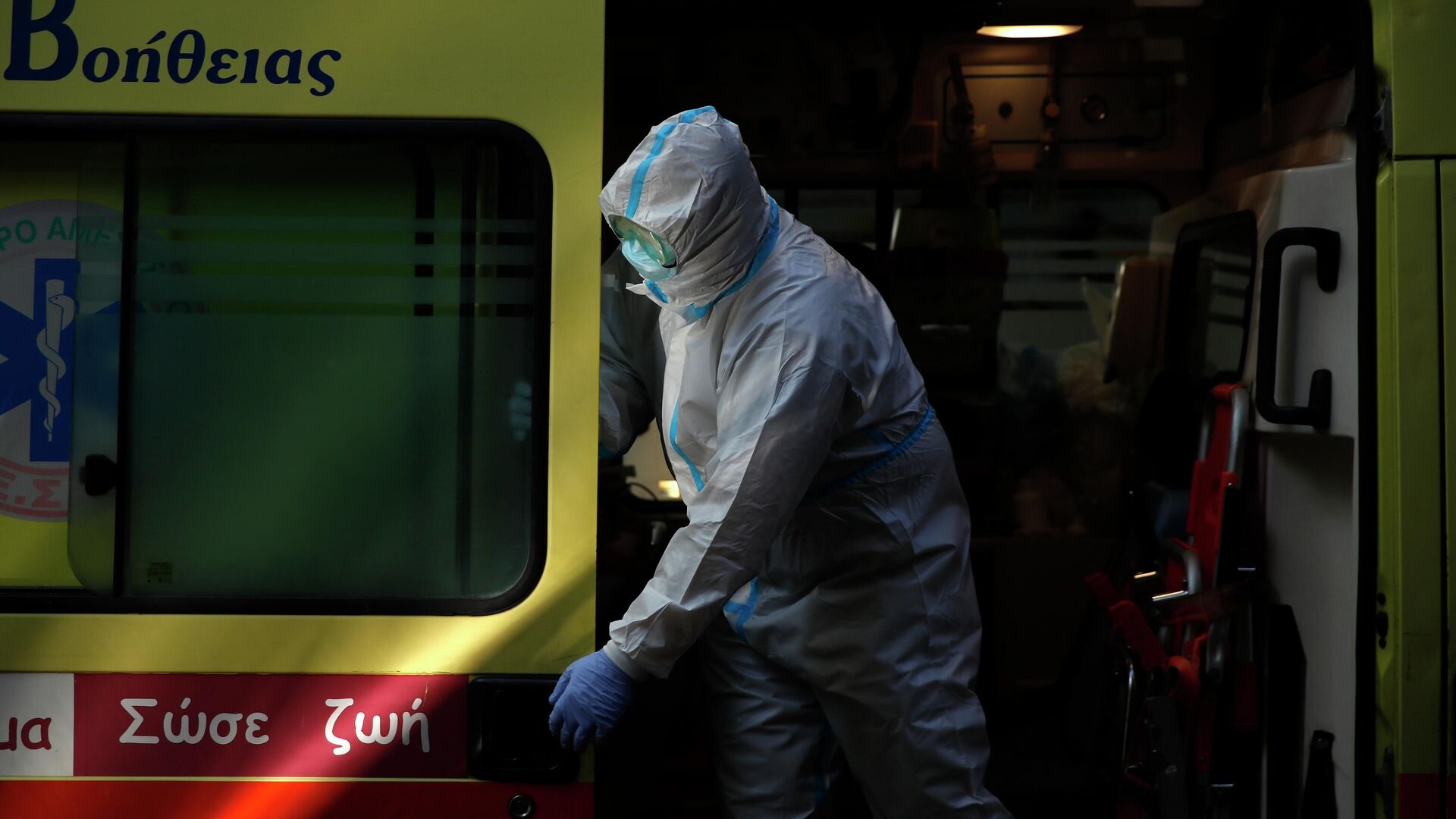 Работник скорой помощи у коронавирусного госпиталя в Афинах - РИА Новости, 1920, 14.12.2021