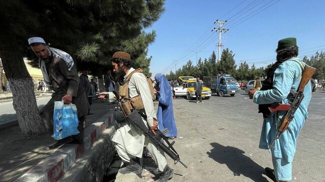 Боевики Талибана* в районе аэропорта Кабула