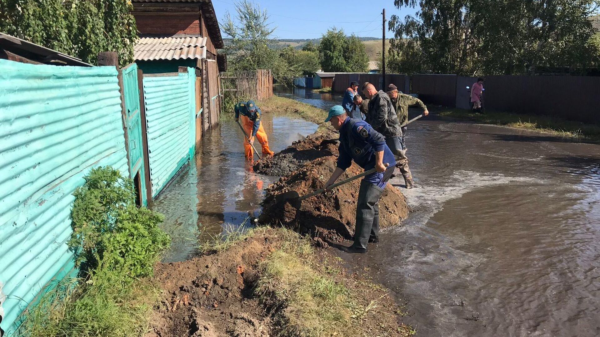 Сотрудники МЧС во время ликвидации последствий паводка на территории Кяхтинского района Бурятии - РИА Новости, 1920, 02.09.2021