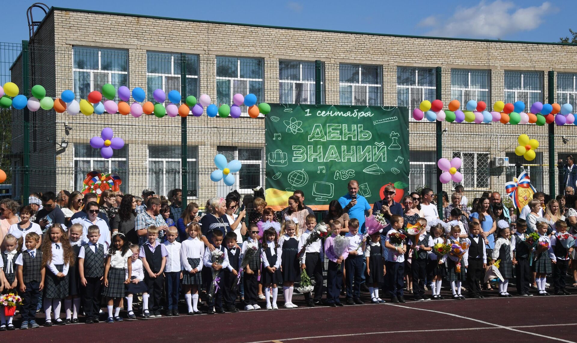 Школьники во время торжественной линейки, посвященной Дню знаний в школе №7 в селе Прохладное Приморского края - РИА Новости, 1920, 07.07.2022