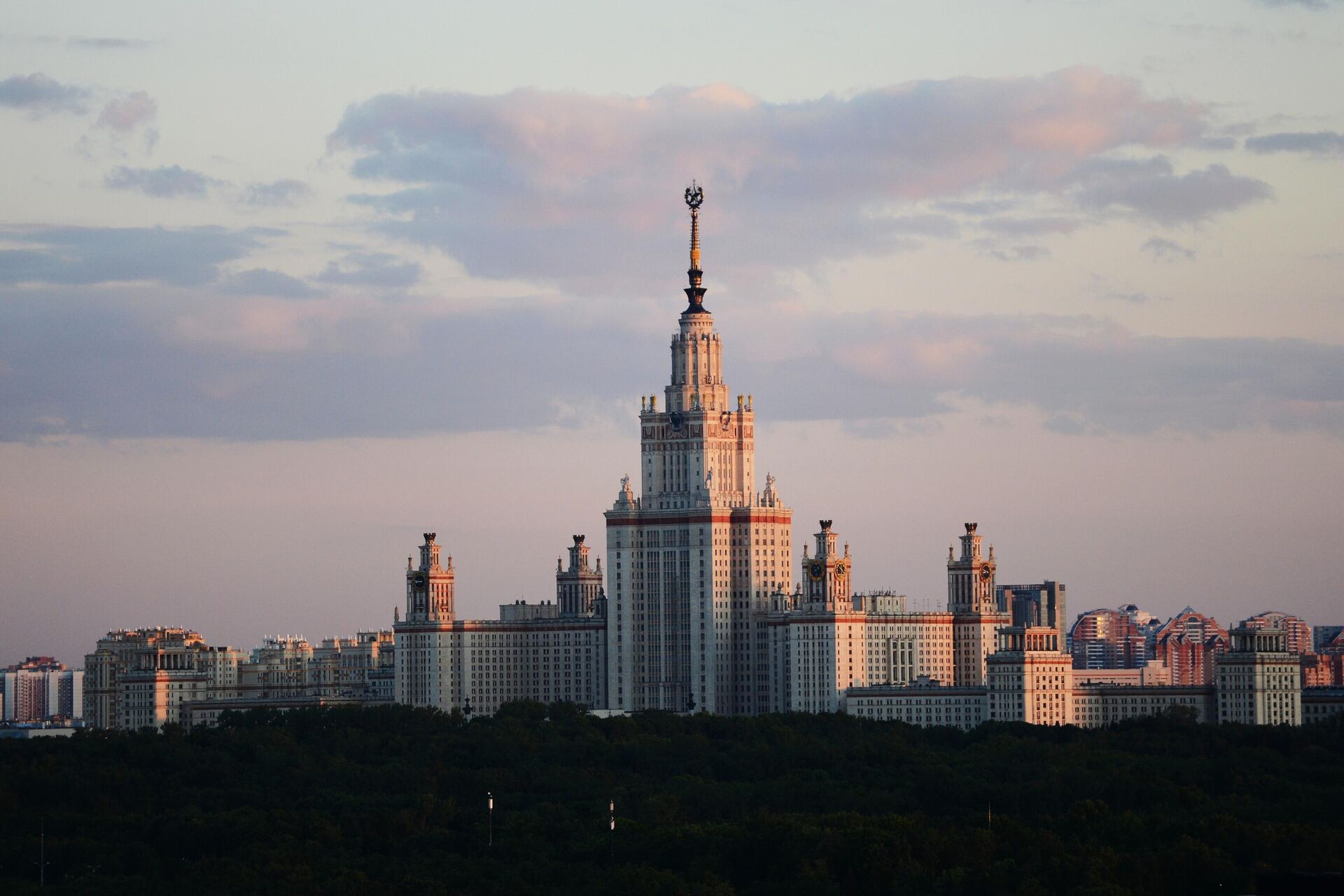 МГУ имени М. В. Ломоносова на Воробьевых горах в Москве. - РИА Новости, 1920, 18.10.2021