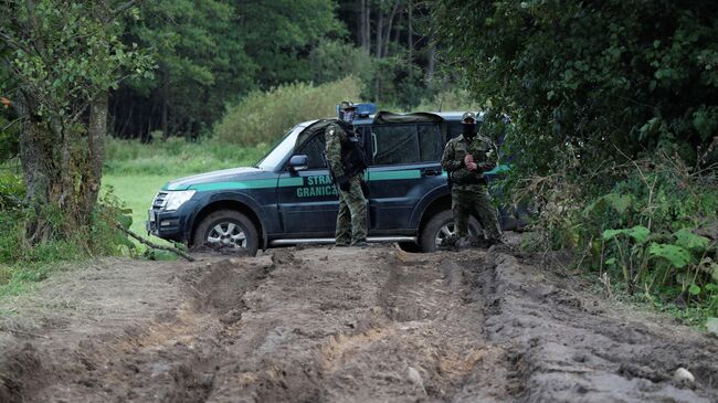 Польские пограничники на границе Белоруссии и Польши в районе села Уснарз Горный, Польша