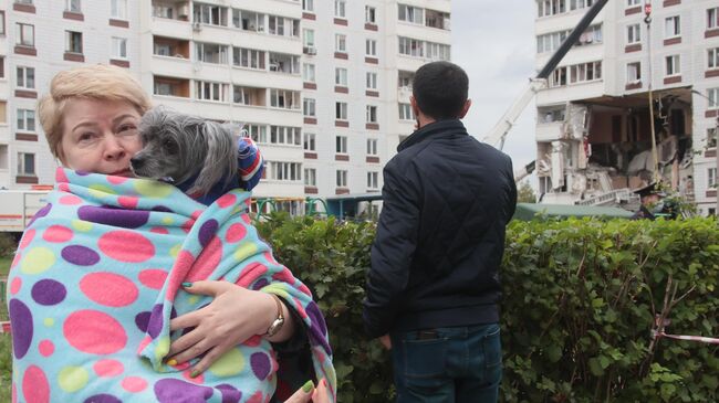 Люди у многоквартирного жилого дома в Ногинске, где произошел взрыв бытового газа