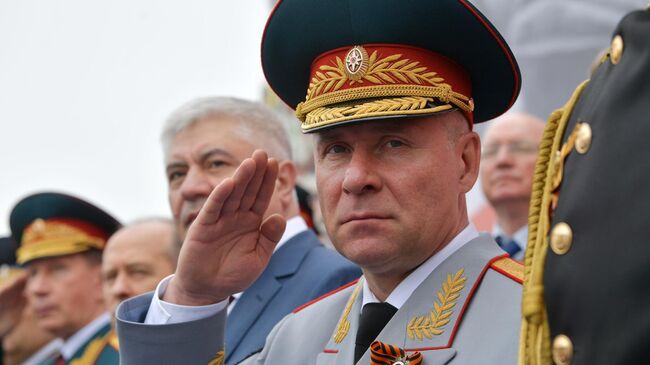 Министр РФ по делам гражданской обороны, чрезвычайным ситуациям и ликвидации последствий стихийных бедствий Евгений Зиничев на военном параде на Красной площади