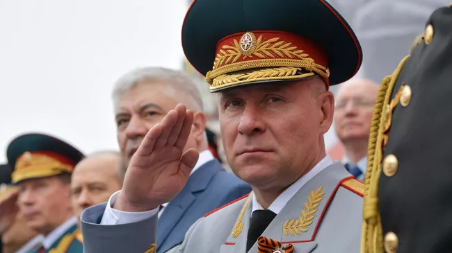 Министр РФ по делам гражданской обороны, чрезвычайным ситуациям и ликвидации последствий стихийных бедствий Евгений Зиничев на военном параде на Красной площади