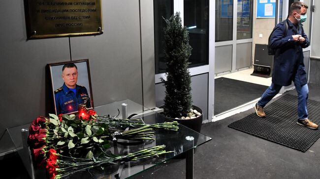 Цветы возле здания главного управления МЧС России в Москве в память о главе МЧС Евгение Зиничеве