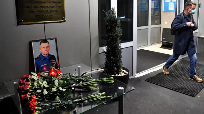 Цветы возле здания главного управления МЧС России в Москве в память о главе МЧС Евгение Зиничеве