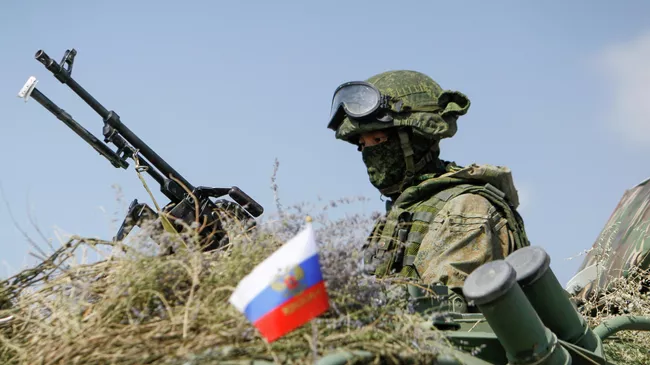 Российский военнослужащий во время военных учений ОДКБ на горном полигоне Эдельвейс в Киргизии 